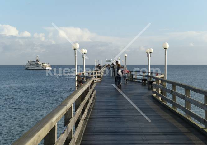 Binz, Abfahrt der Ausflugsfhre von der Seebrcke 