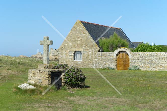 Bretagne, Nordkste, Landhaus mit Steinkreuz