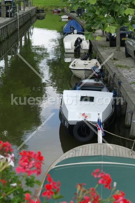 Gracht mit Kleinbooten