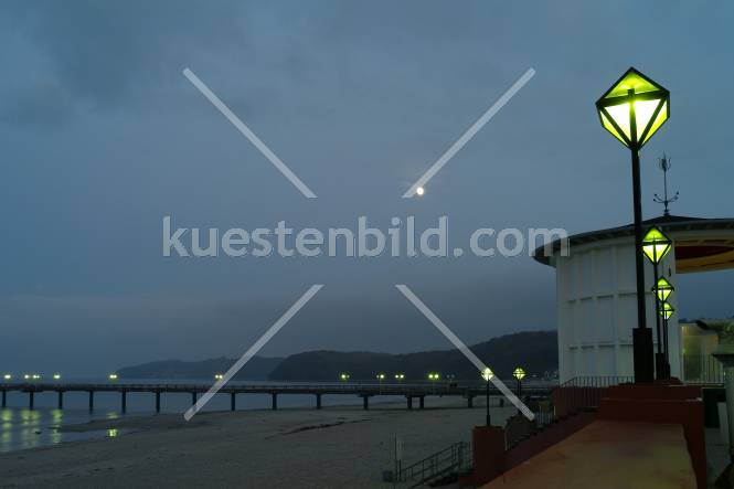 Binz, Promenade mit Seebrücke im Mondlicht