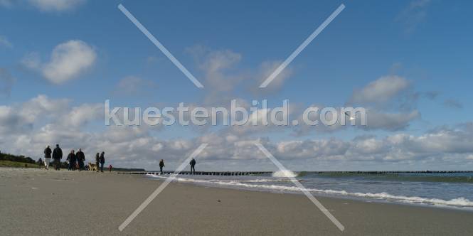 Strand mit Spaziergängern