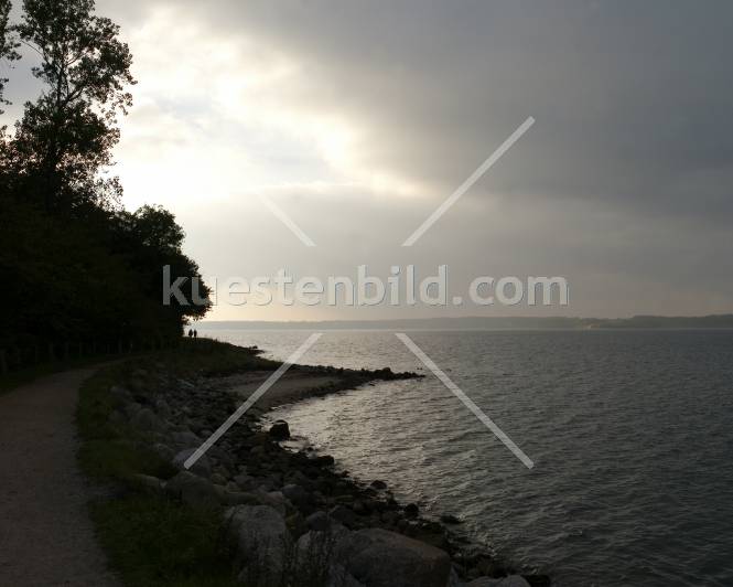 Frde, Uferpromenade im Gegenlicht