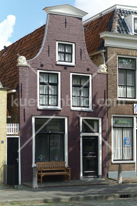 Hausgiebel mit Bank