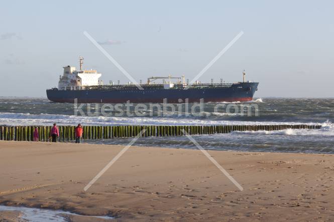 Schiff vor dem Strand