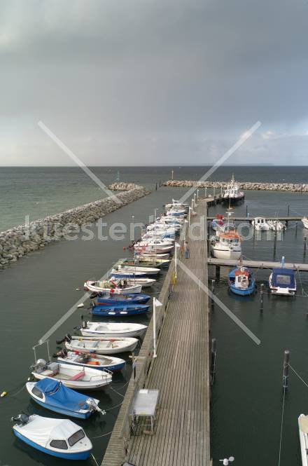 Glowe, Steganlage im Hafen