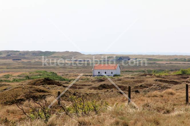 Rettungsstation in Dünenlandschaft