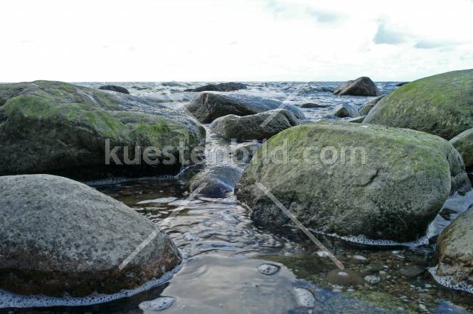 Felsen an der Ostseeküste vor Rügen