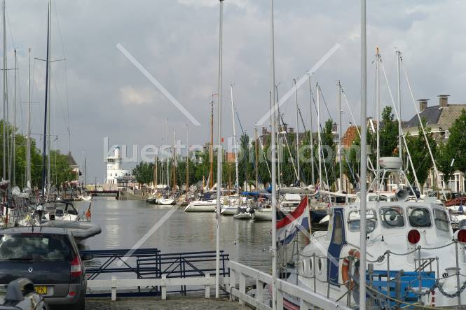 Blick durch den Hafen zum Hafentower