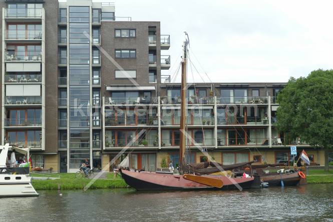 Sneek, Plattbodenschiff vor moderner Architektur