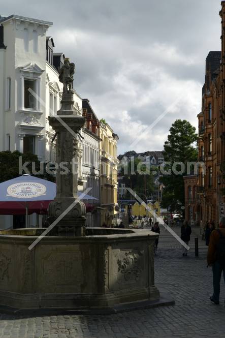 Platz mit Brunnen in der Altstadt