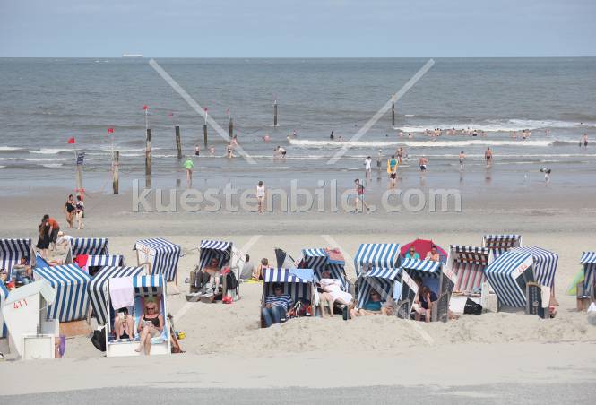 Strandkrbe mit Badenden