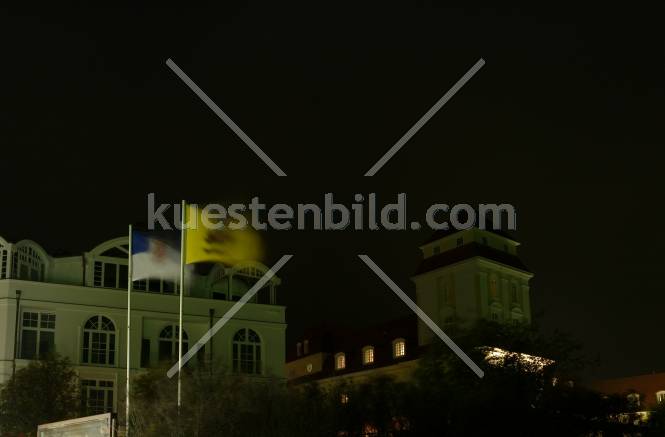 Binz, nächtliche Flaggen vor dem Kurhaus