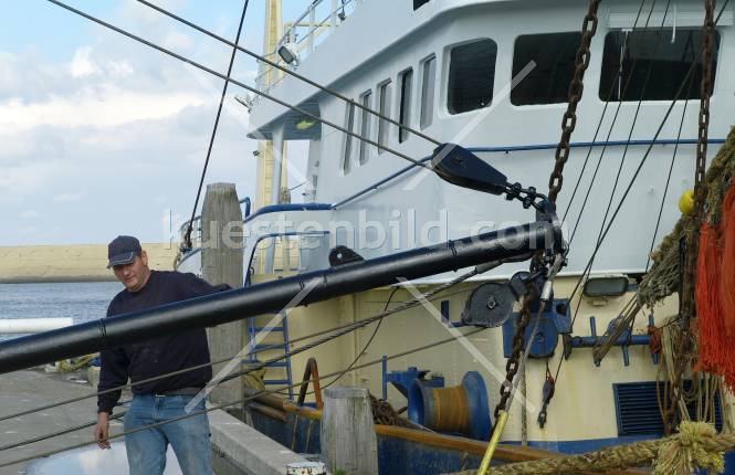 Fischereihafen, Abeiter vor Trawler