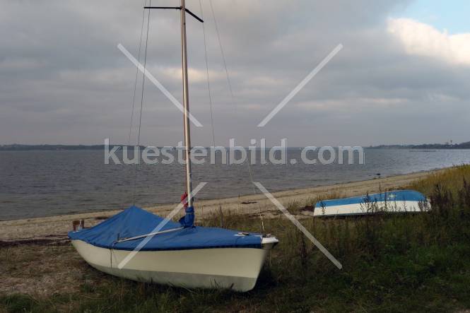 Förde, Boote am Strand