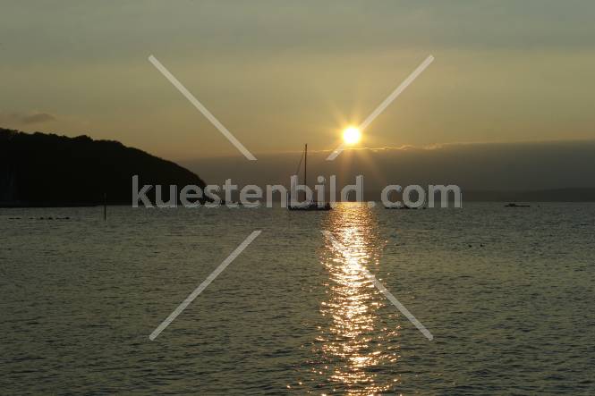 Förde Segelboot im Abendlicht