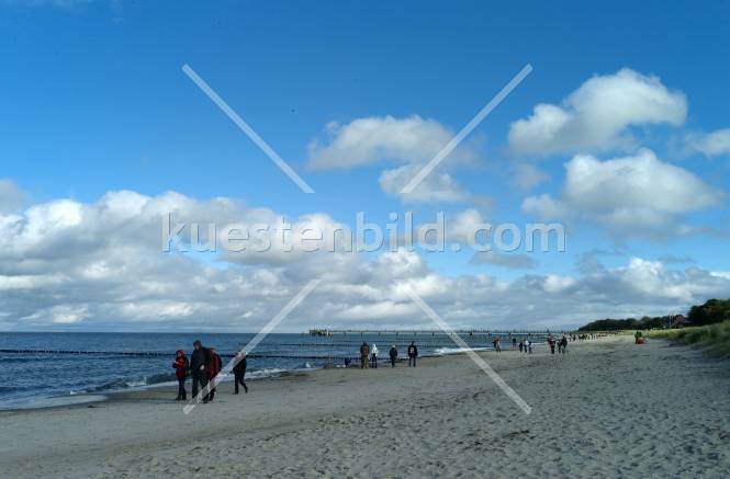 Spaziergnger am Strand vor Seebrcke Zingst