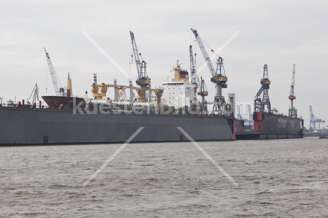 Werft im Hamburger Hafen