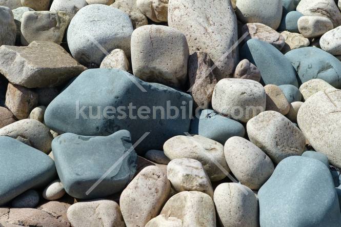 Blaue Steine am Strand