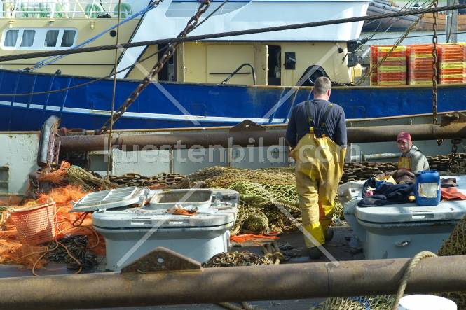 Fischereihafen, Matrosen auf Trawler