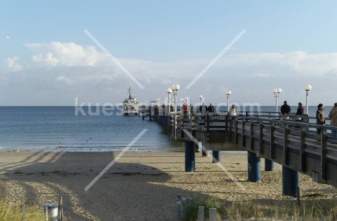 Binz, Ausflugsdampfer an der Seebrcke 