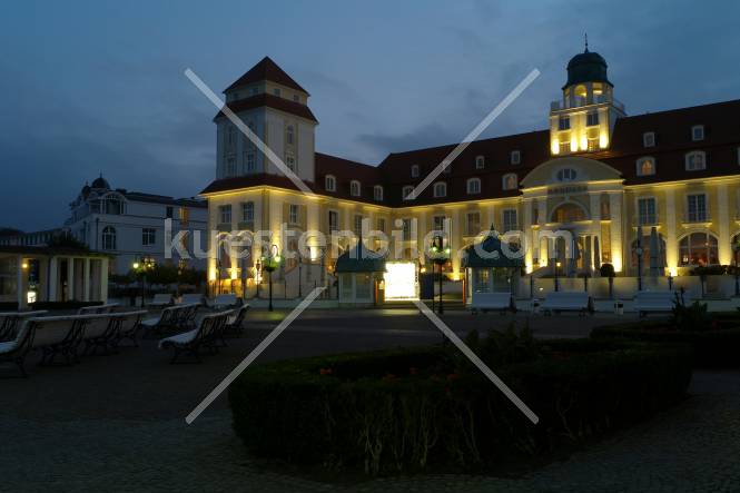 Kurhaus Binz mit Vorplatz