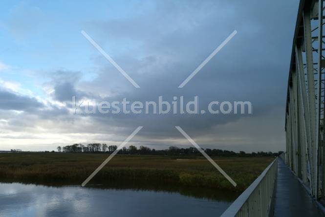 Abendstimmung auf Brücke zum Darß
