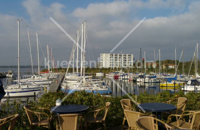 Holnis, Terasse am Yachthafen Club Nautic