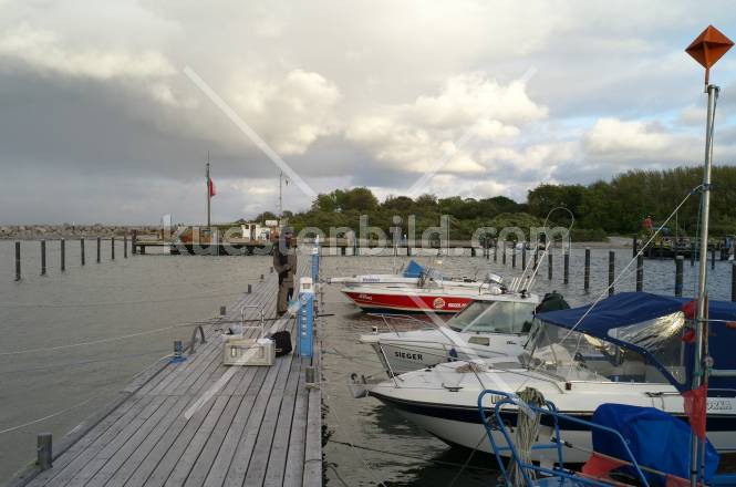 Glowe, Steg mit Angler und Booten