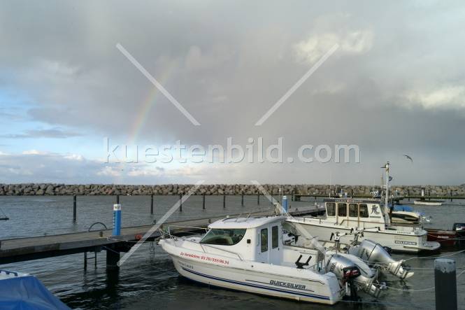 Glowe, Motorboote vor Regenbogen