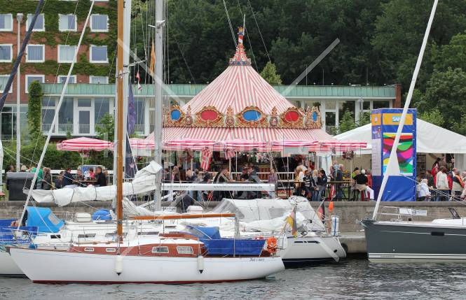Segler vor Karussell