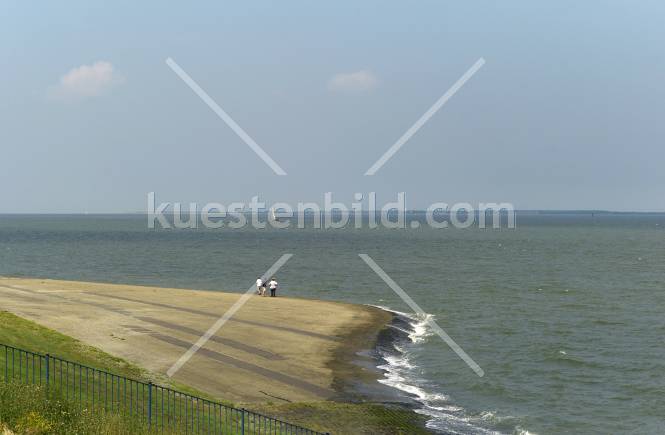 Menschengruppe am Wattenmeer