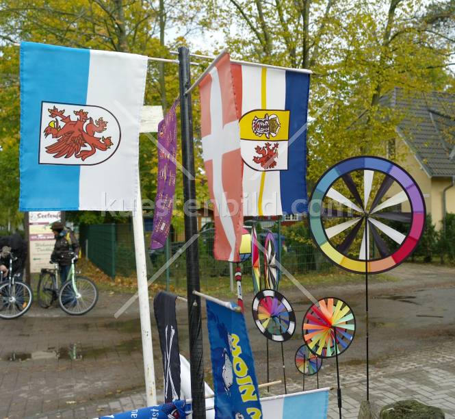 Souvenirflaggen am Straßenrand