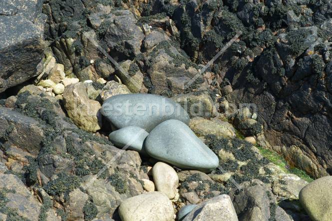 Runde Steine in Felsspalte