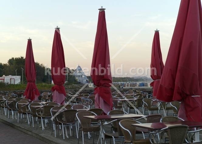 Damp Bistroterrasse mit Sonnenschirmen