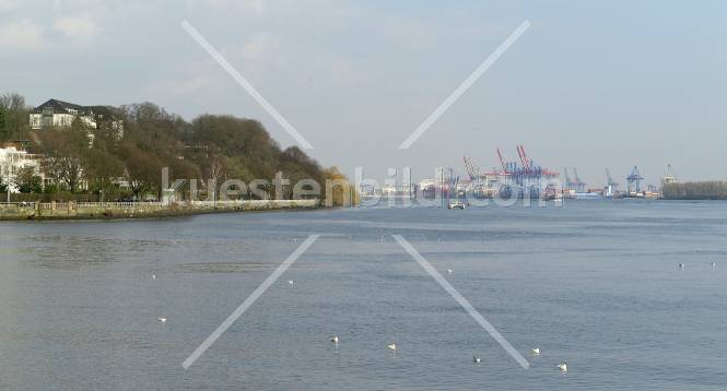 Elbblick mit Hafen am Horizont